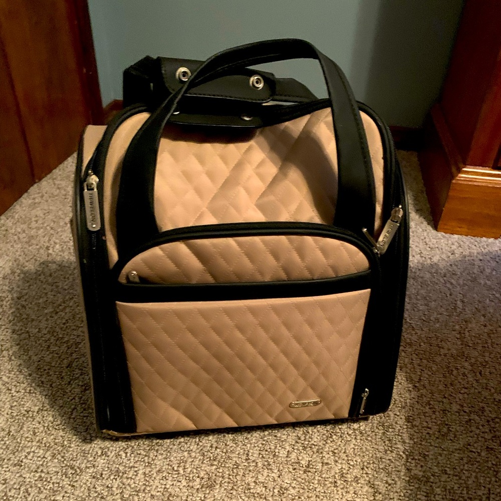 Quilted Beige and Black Samsonite travelon bag.  Expandable with sliding handle